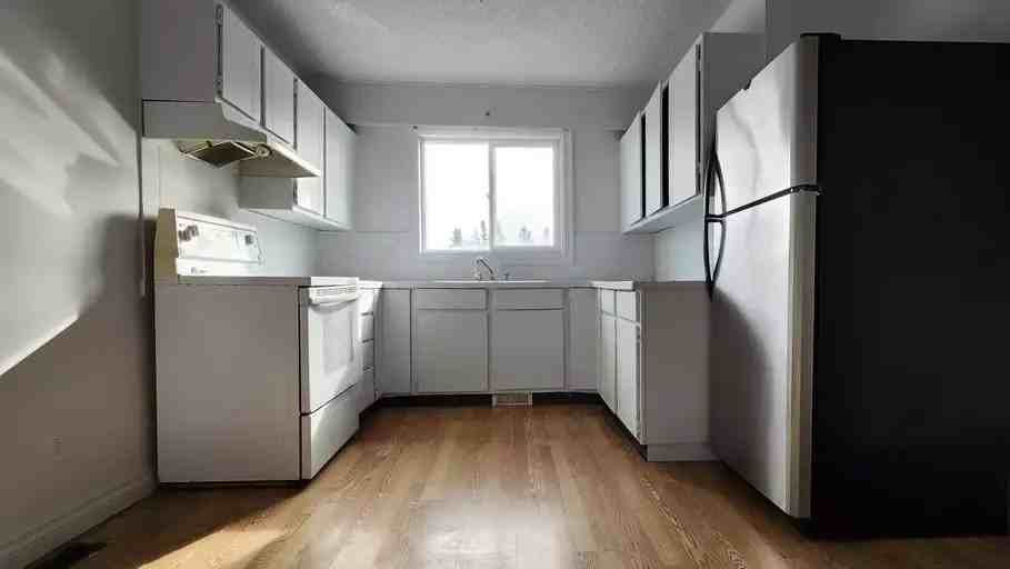 10048 79 Ave - Photo 3 of 11