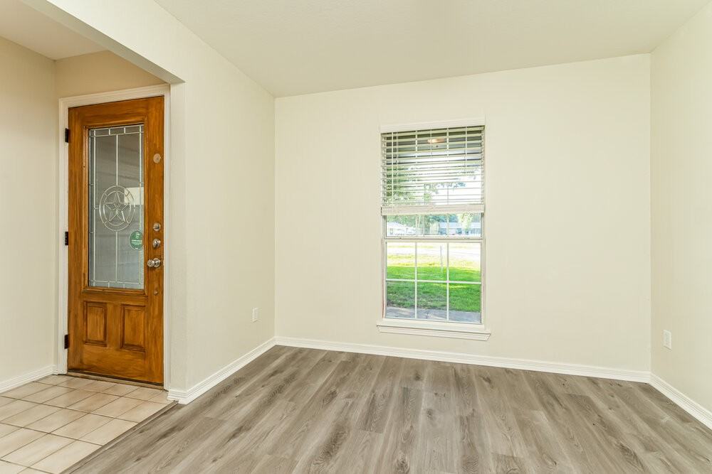 206 E Holly - Photo 6 of 15