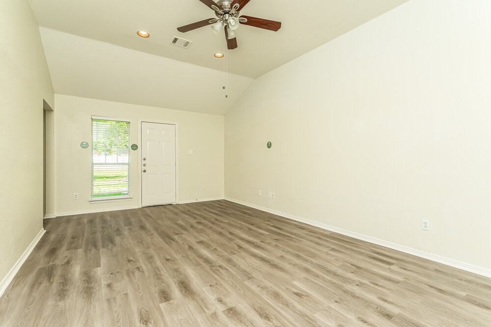 206 E Holly - Photo 7 of 15