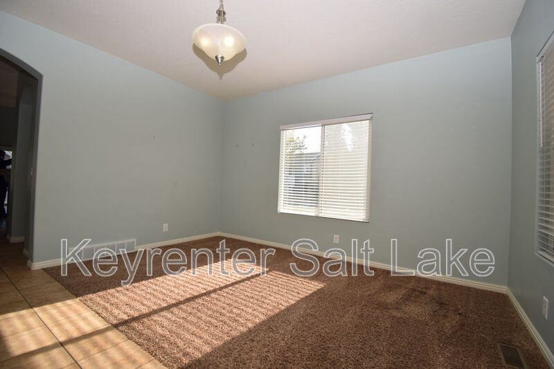11157 S Broadwick Rd - Photo 3 of 17