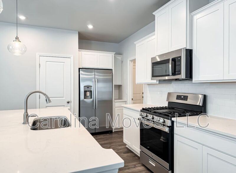 609 Poinsett Bridge Way - Photo 2 of 15