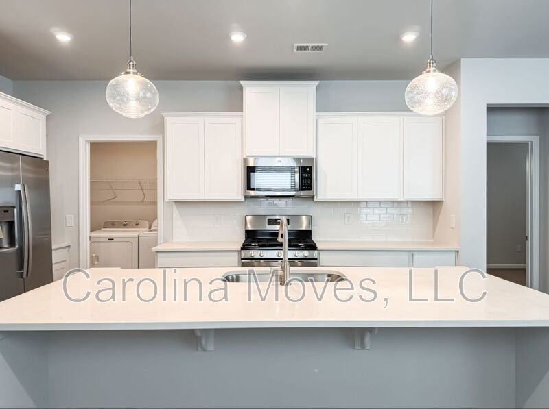 609 Poinsett Bridge Way - Photo 3 of 15