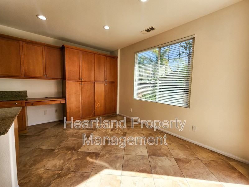 425 Boudinot Ct - Photo 3 of 21