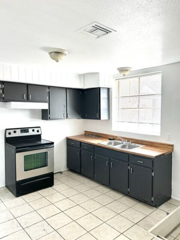 523 W 12th St #2 - Photo 2 of 9