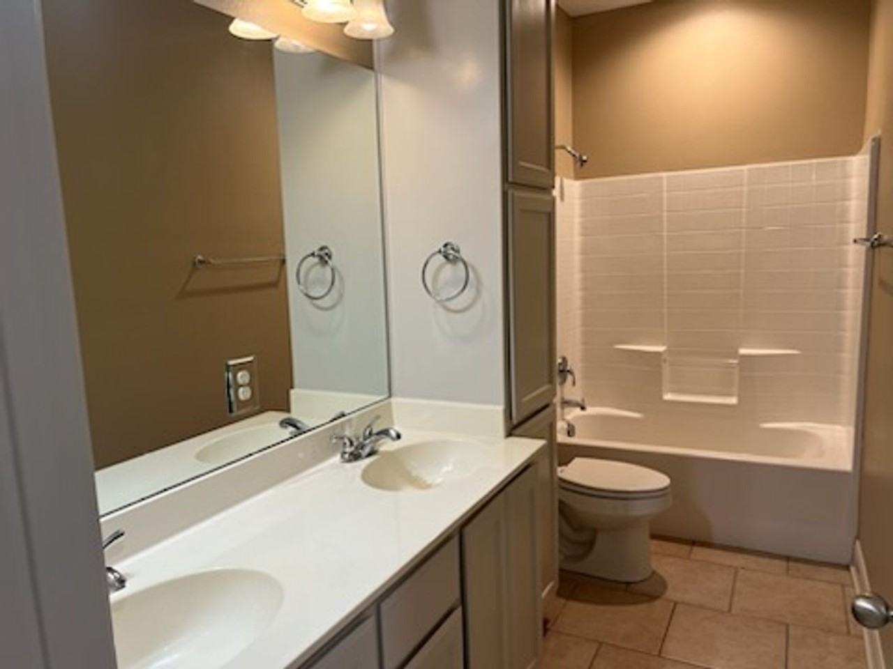 3909 Mobley Cir - Photo 4 of 14