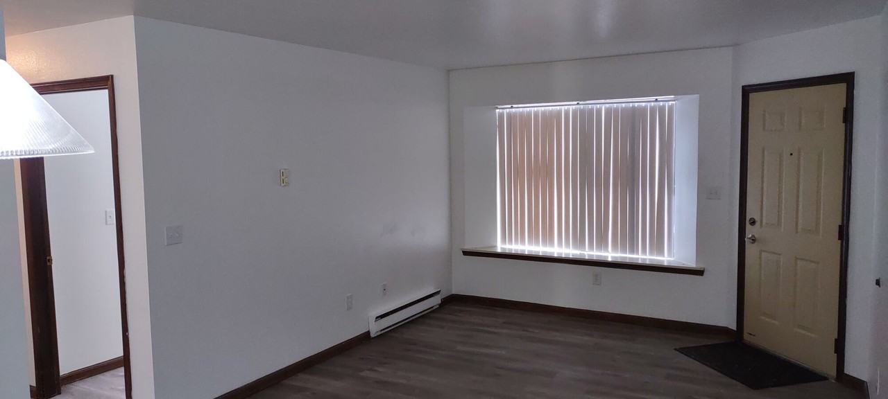 Oak Leaf Manor - Photo 3 of 5