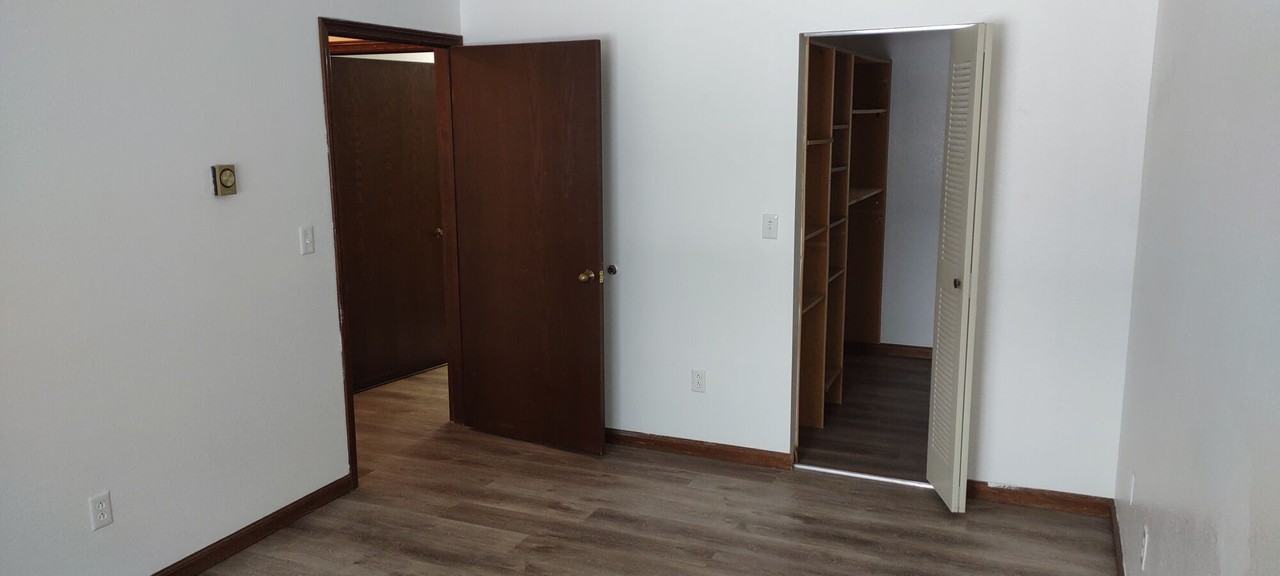 Oak Leaf Manor - Photo 4 of 5