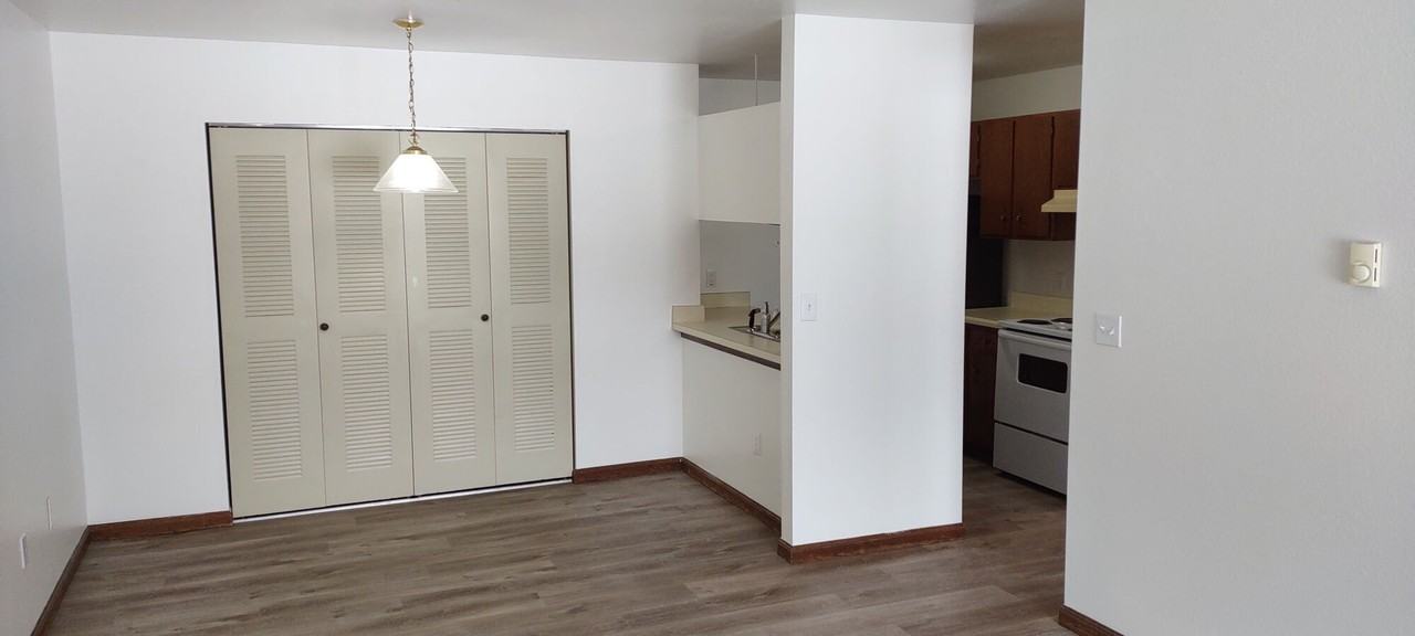 Oak Leaf Manor - Photo 5 of 5