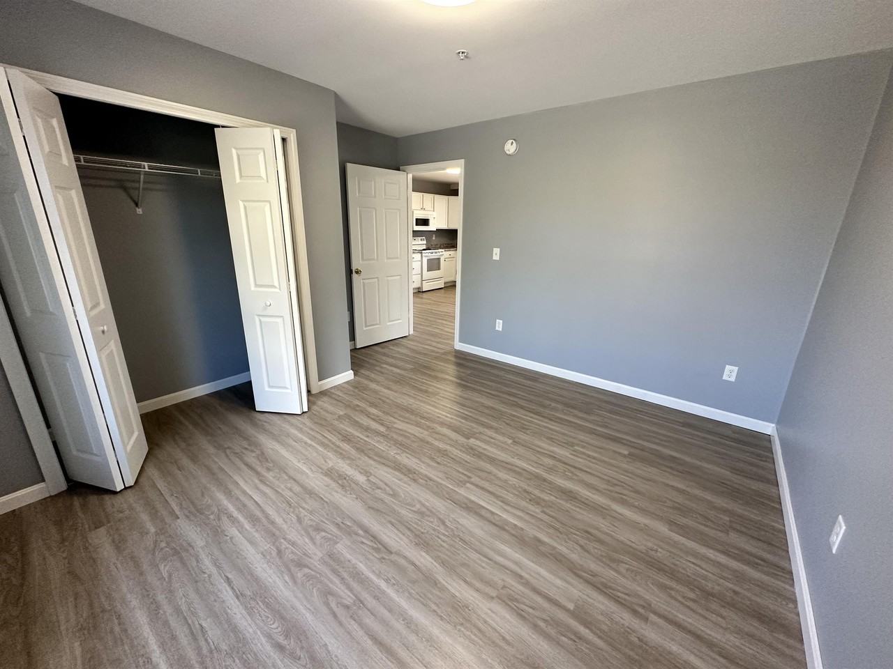 586 Main St - Photo 2 of 7