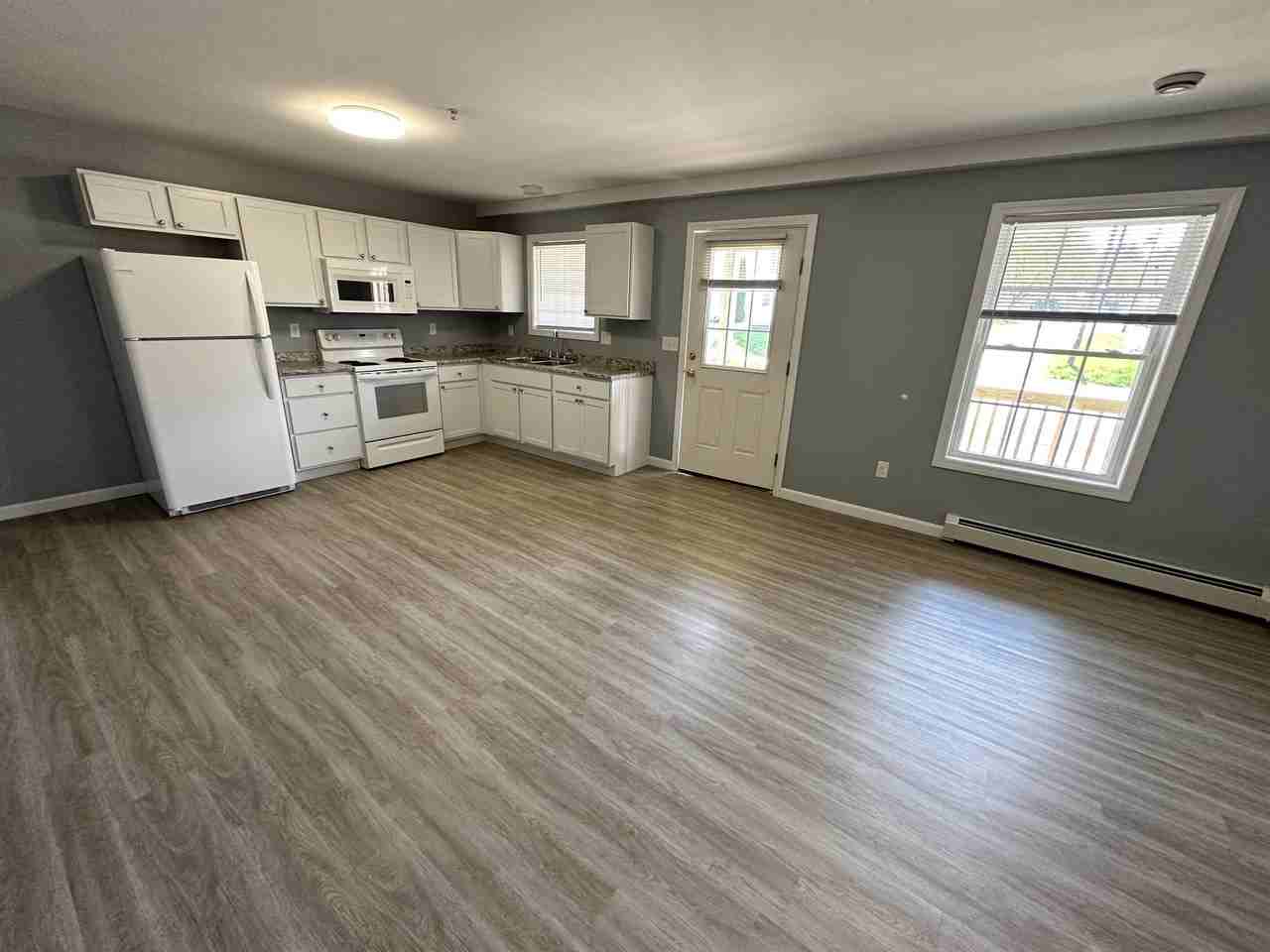 586 Main St - Photo 3 of 7