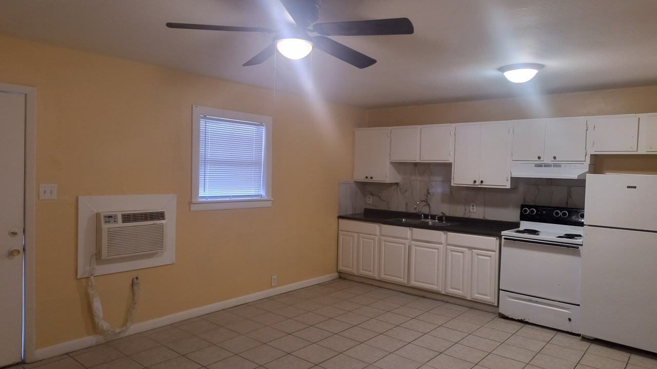 808 West Barraque Street - Photo 2 of 4