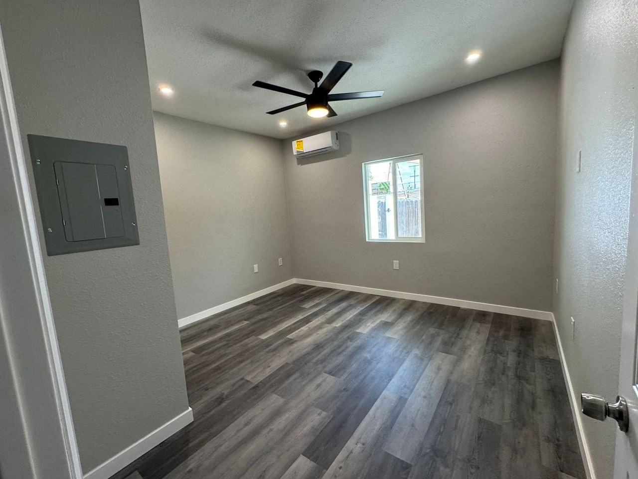 3128 Newton Ave - Photo 5 of 14