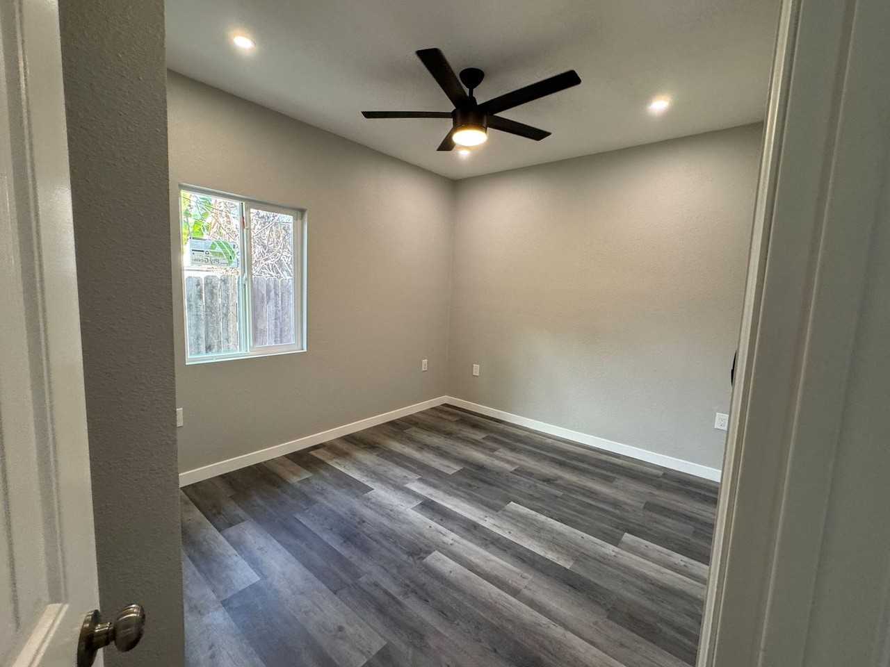 3128 Newton Ave - Photo 7 of 14