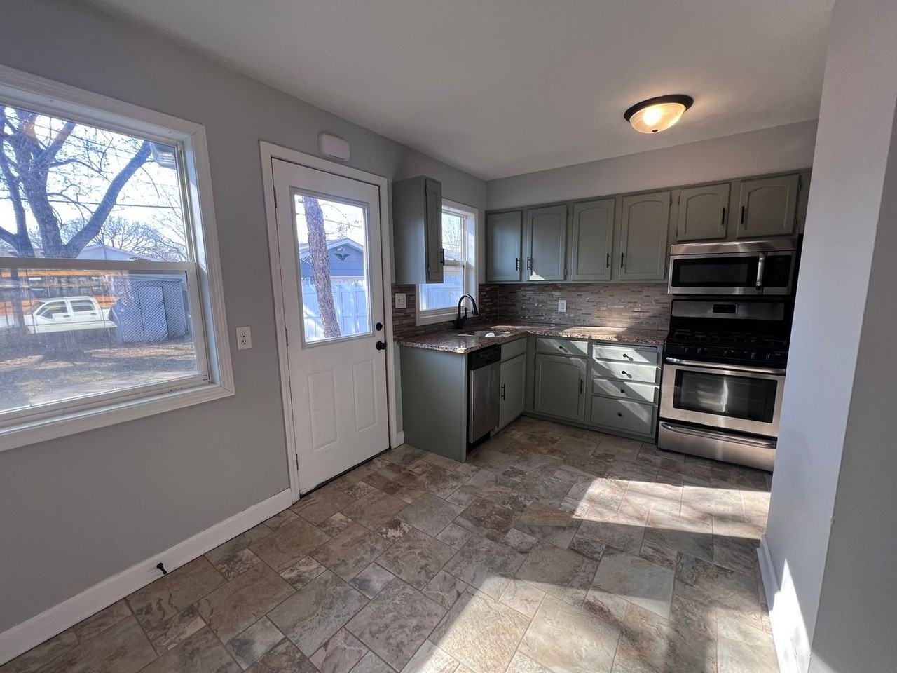1177 Saint Paul Ave - Photo 3 of 11