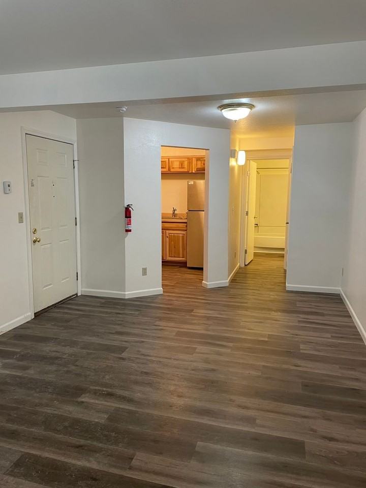 Berlin Rose Apartments - Photo 6 of 32