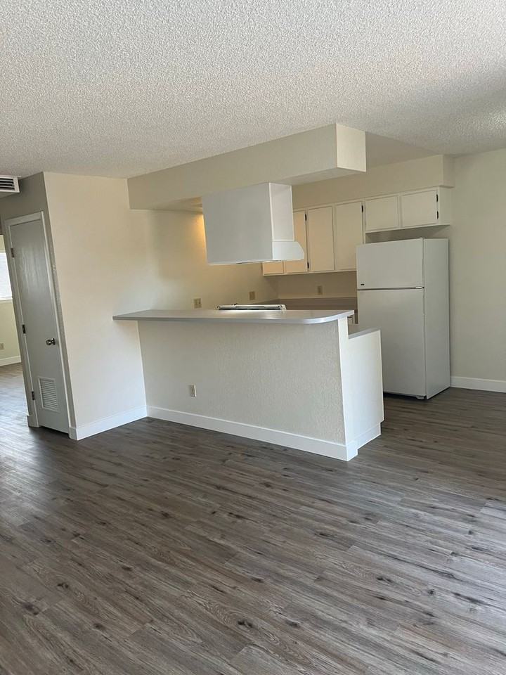 209 N Broadway St - Photo 3 of 17