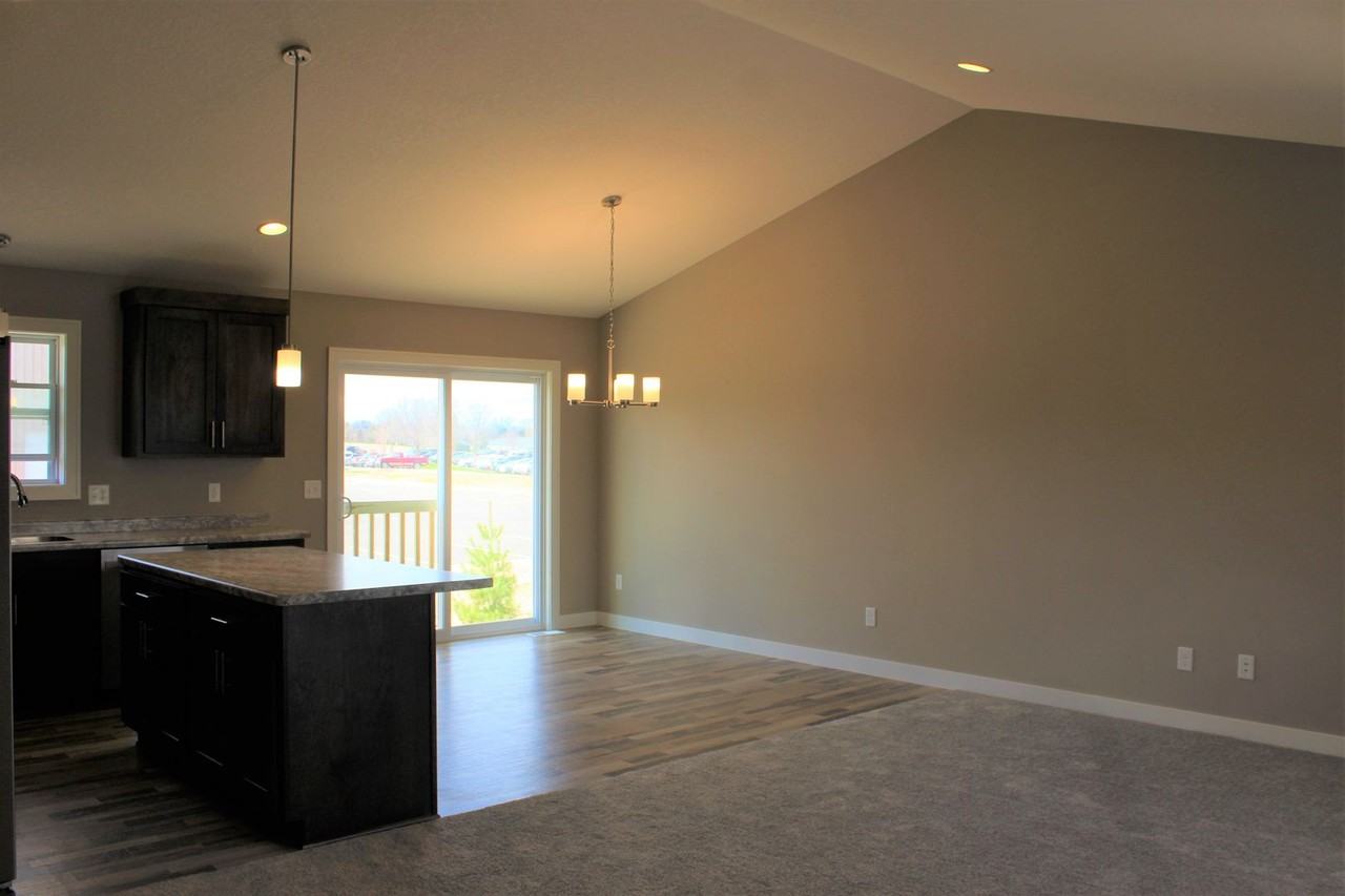 1748 Morning Glory Dr - Photo 4 of 26