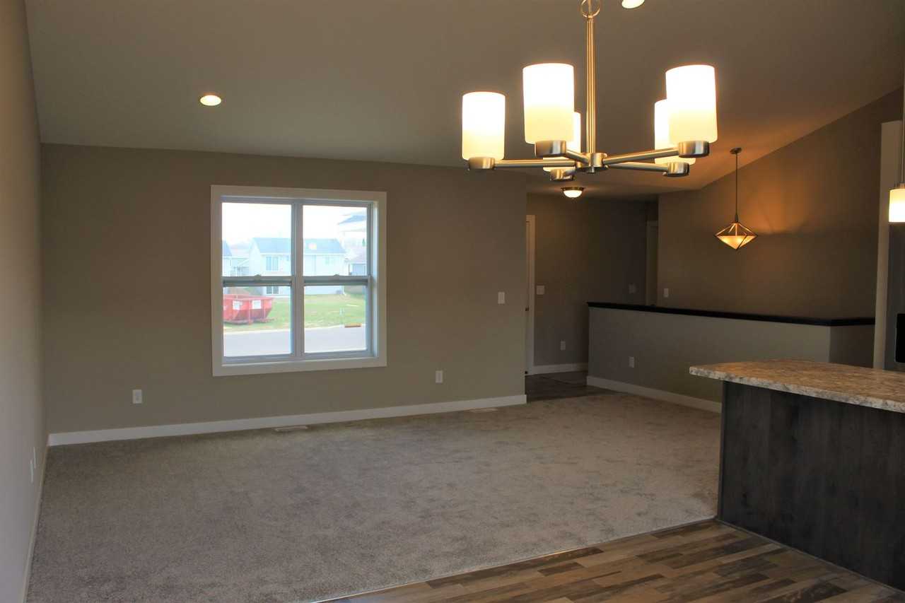 1748 Morning Glory Dr - Photo 6 of 26