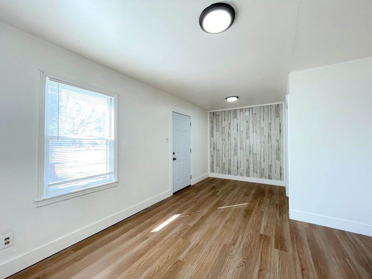 526 E 3rd Ave - Photo 3 of 8