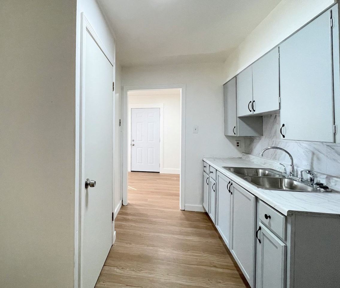 526 E 3rd Ave - Photo 5 of 8