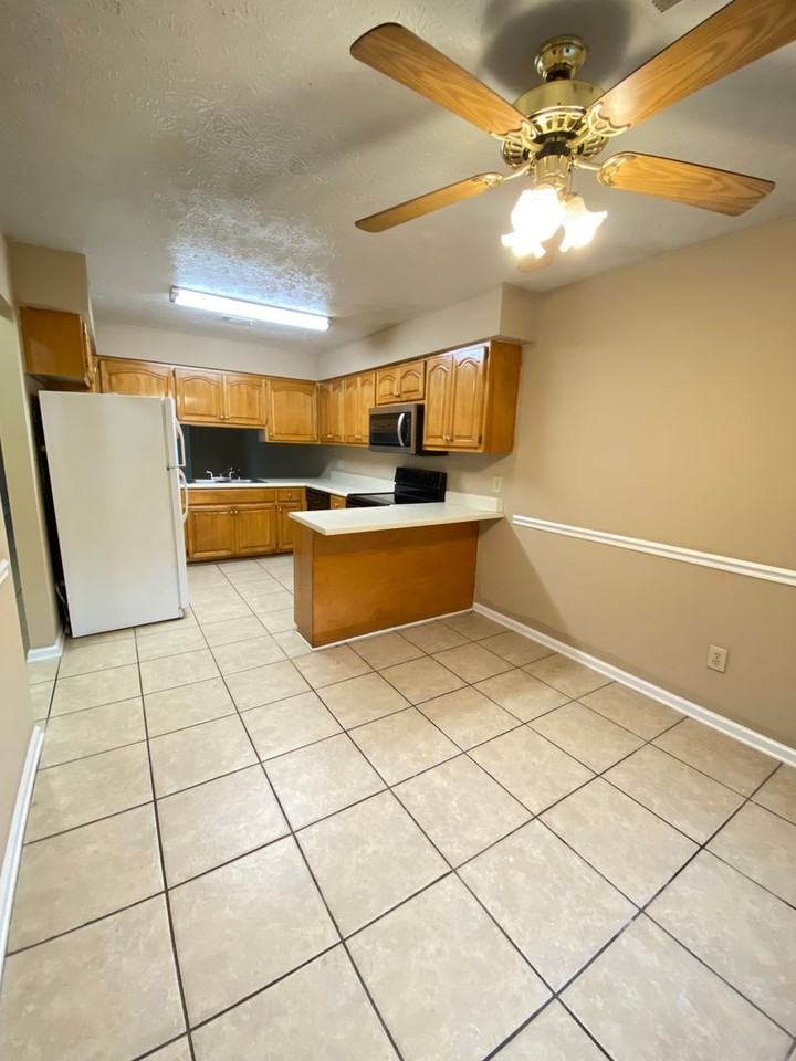 1137 Northlake Dr - Photo 2 of 10