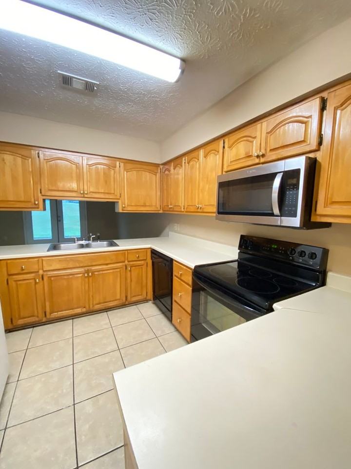 1137 Northlake Dr - Photo 3 of 10