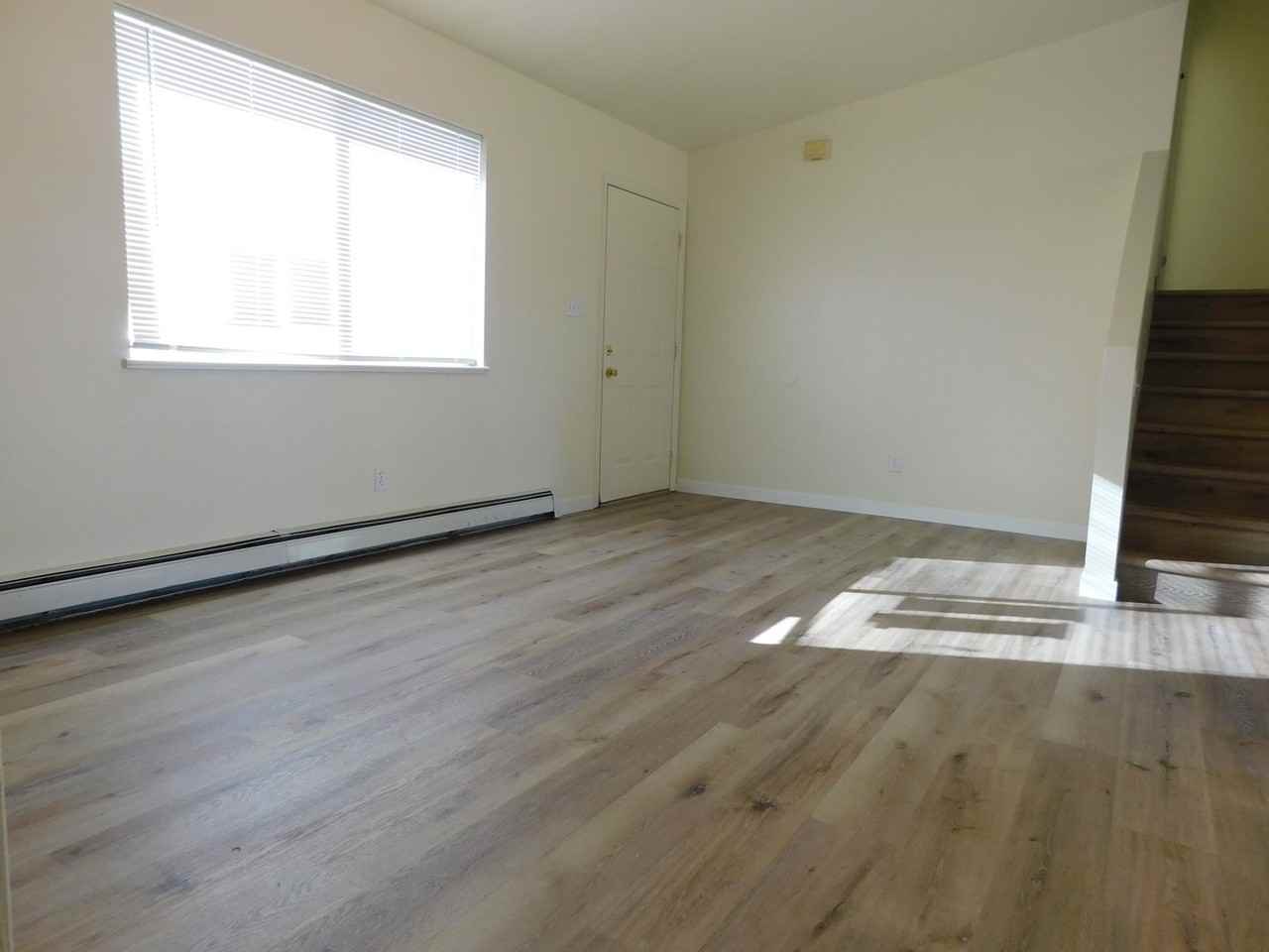 466 Seckel St - Photo 3 of 18