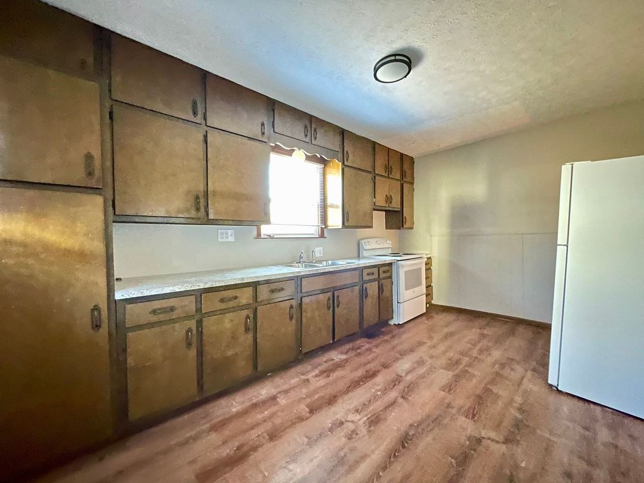 610 W Main St - Photo 2 of 10