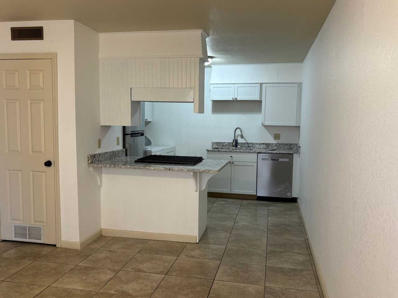 503 W Spruce St - Photo 2 of 11