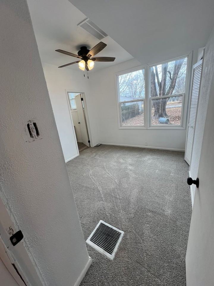 622 E Black Ave - Photo 3 of 13