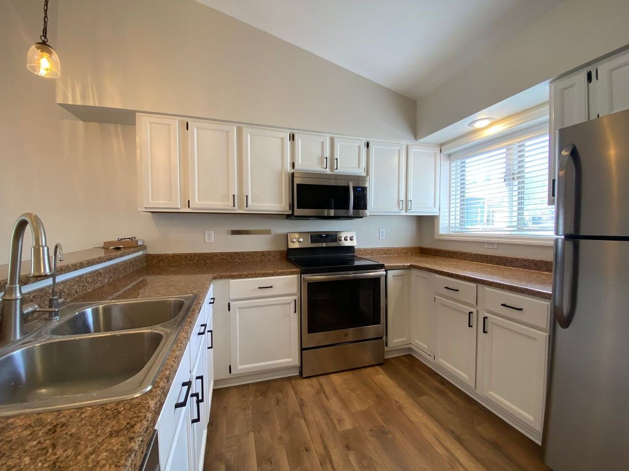 2216 Plaen View Dr - Photo 2 of 22