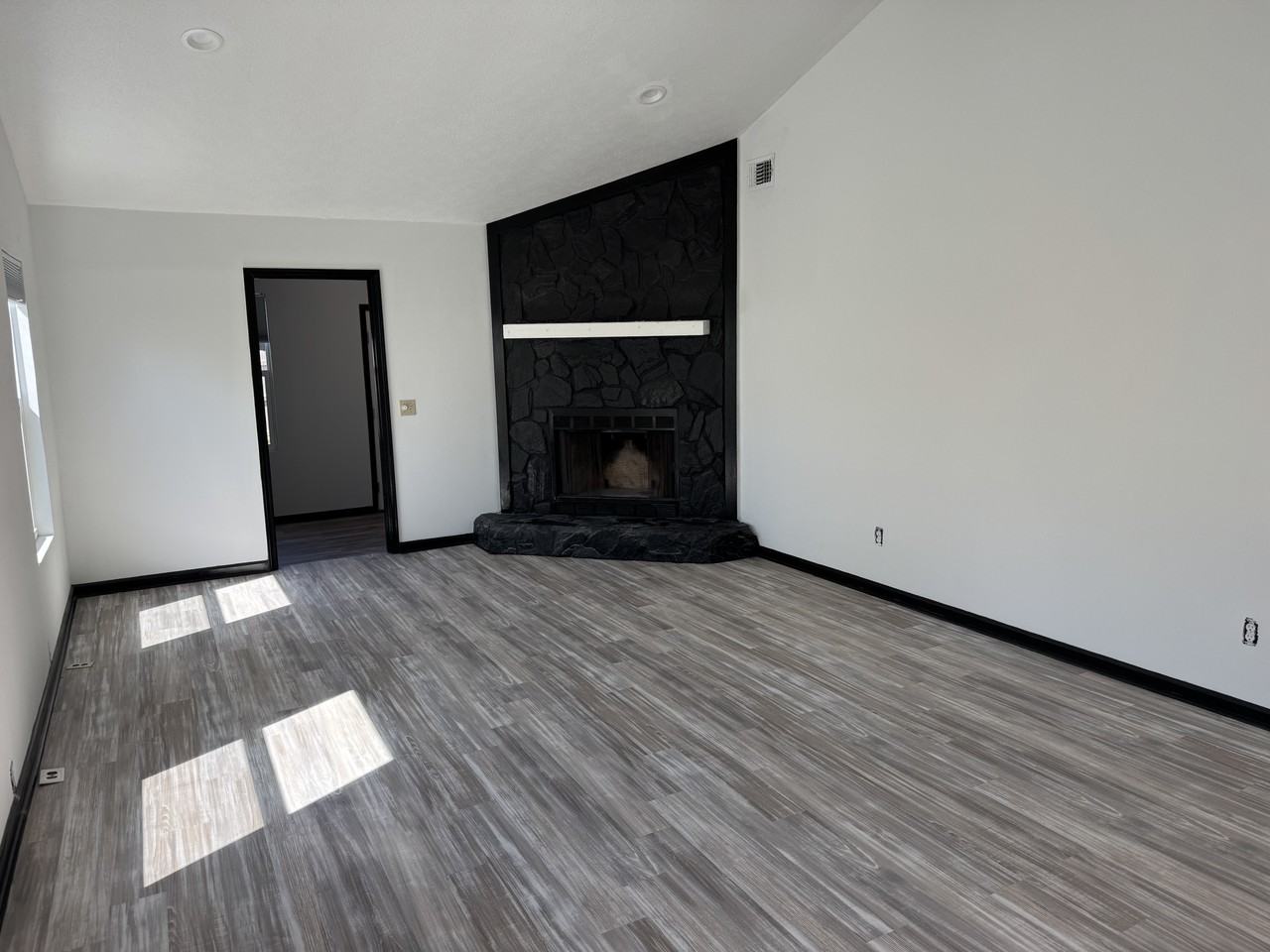 2712 Banyan St #B - Photo 2 of 14