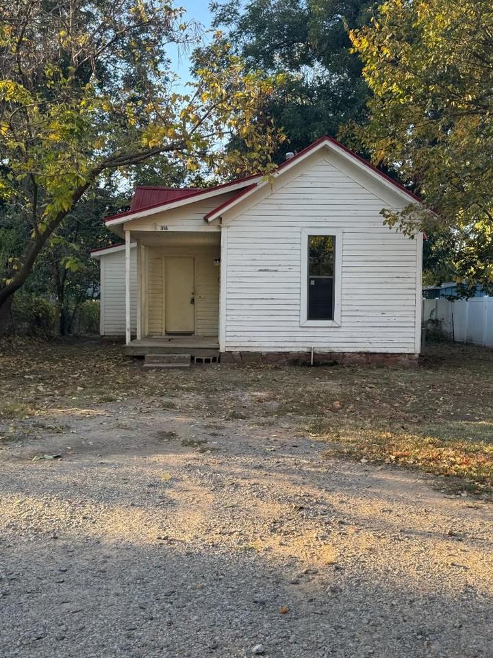 316 E Kenworthy St - Photo 2 of 20