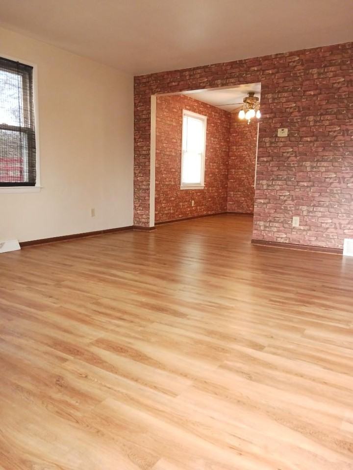 212 Roberts St - Photo 3 of 12