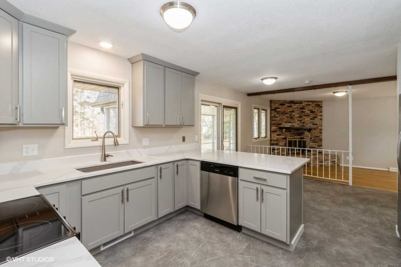 32 Arbury Dr - Photo 2 of 30