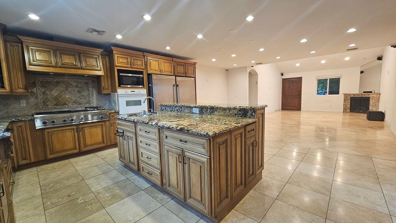 4940 Dobkin Ave - Photo 4 of 32