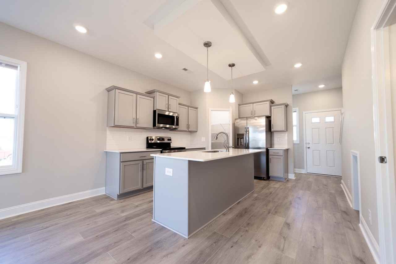 240 Donegal Dr - Photo 6 of 38