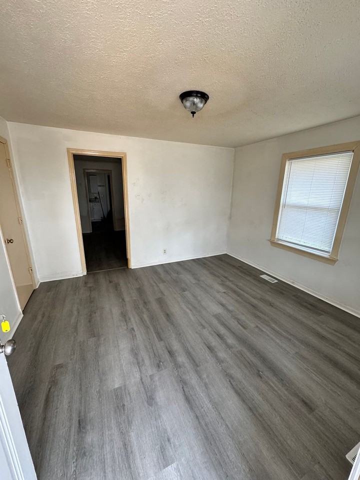 1104A S Washington St - Photo 4 of 12