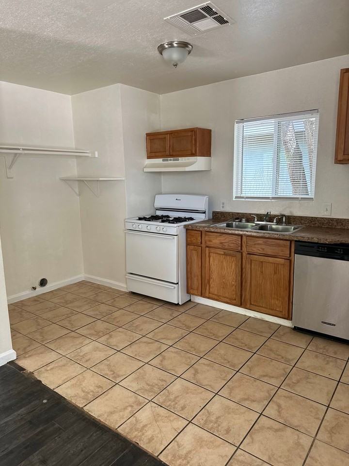 124 Highland Dr - Photo 3 of 9