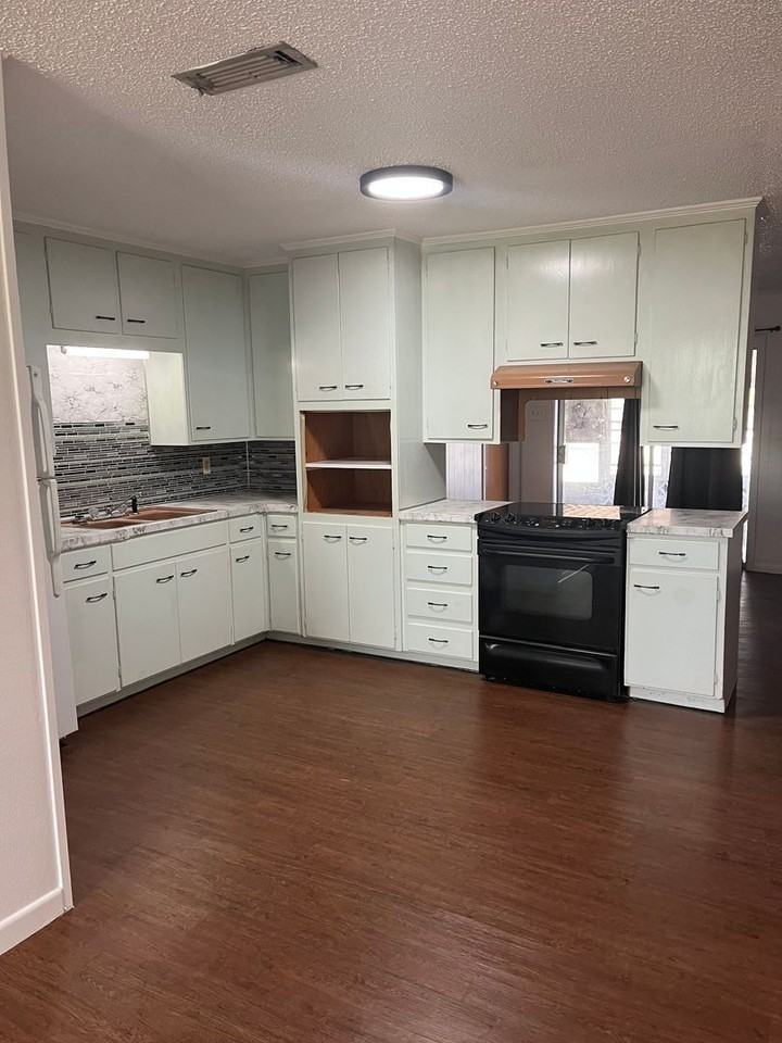 156 Lindsey Cir - Photo 2 of 9