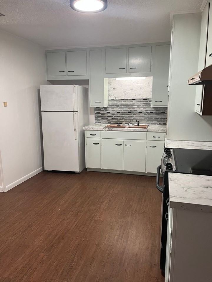156 Lindsey Cir - Photo 3 of 9