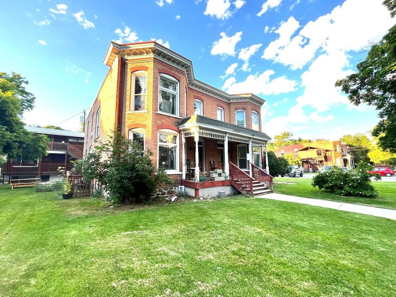 306 S 3rd St W