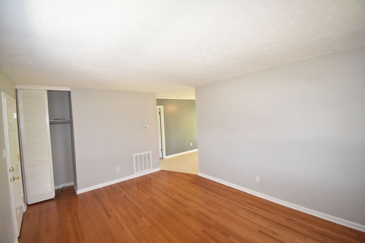 328 Desmond Dr - Photo 4 of 21