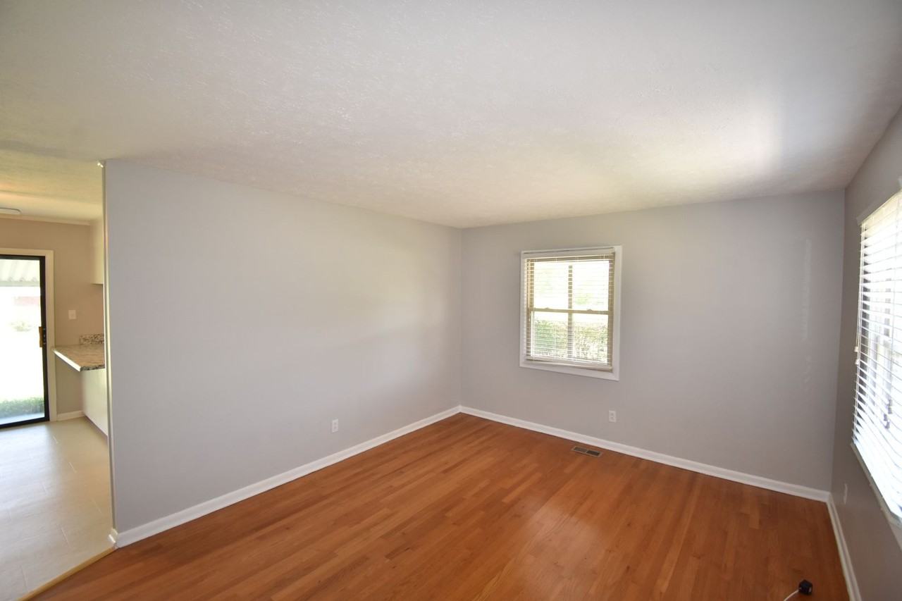 328 Desmond Dr - Photo 3 of 21