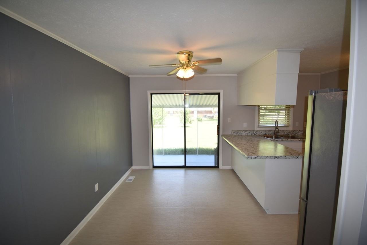 328 Desmond Dr - Photo 5 of 21