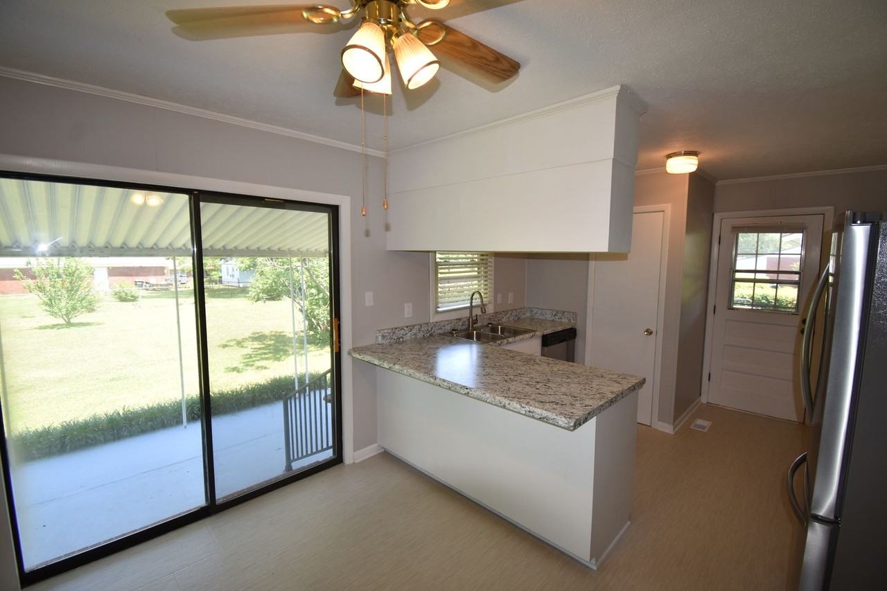 328 Desmond Dr - Photo 6 of 21