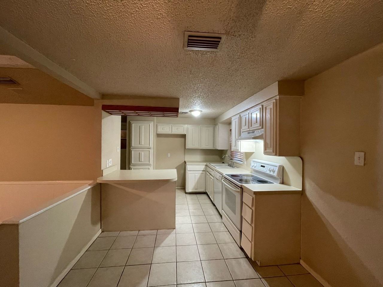 2109 Warwick Dr - Photo 3 of 12