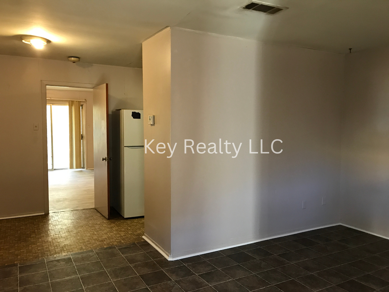 913 College Dr Apt D - Photo 3 of 8