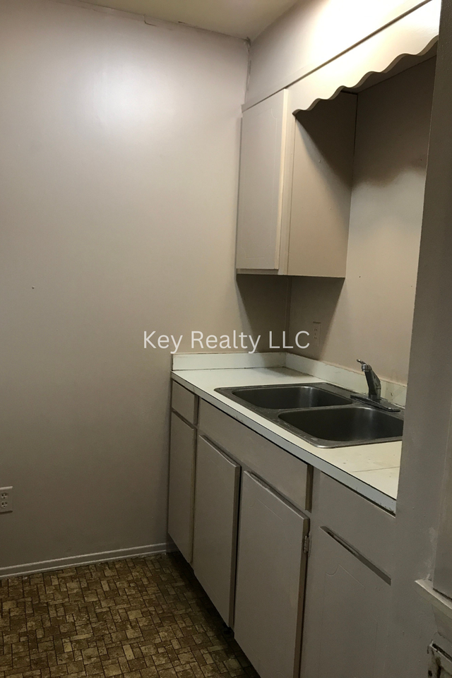 913 College Dr Apt D - Photo 5 of 8