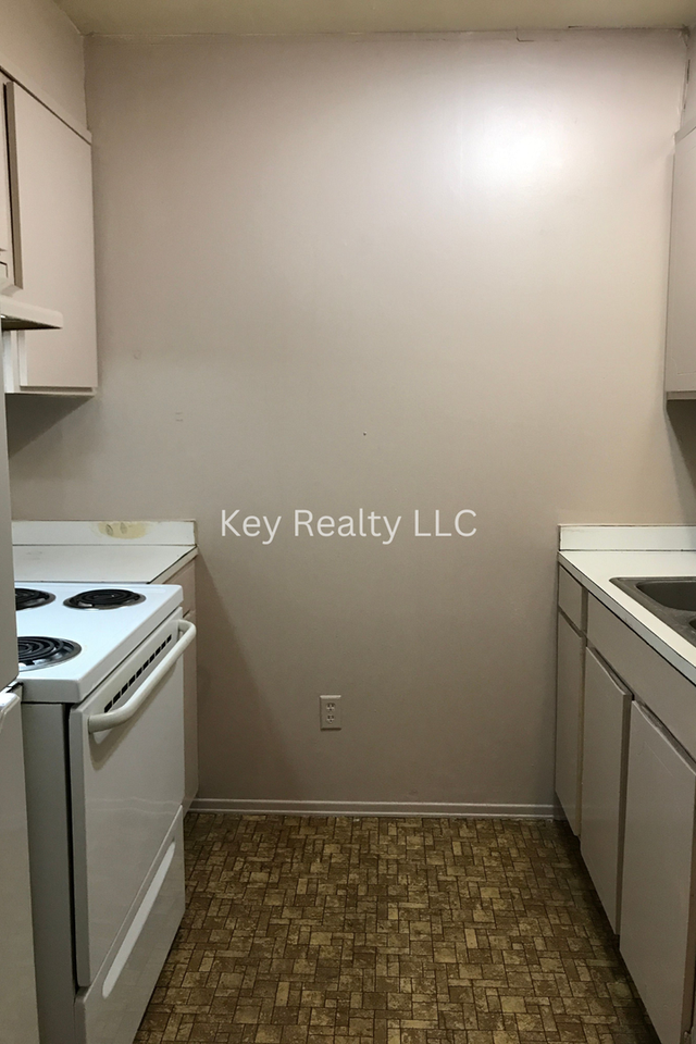 913 College Dr Apt D - Photo 6 of 8